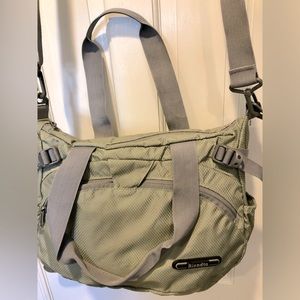 LIGHT WEIGHT Travel Crossbody Tote Bag w/water bottle holders & zippered pockets
